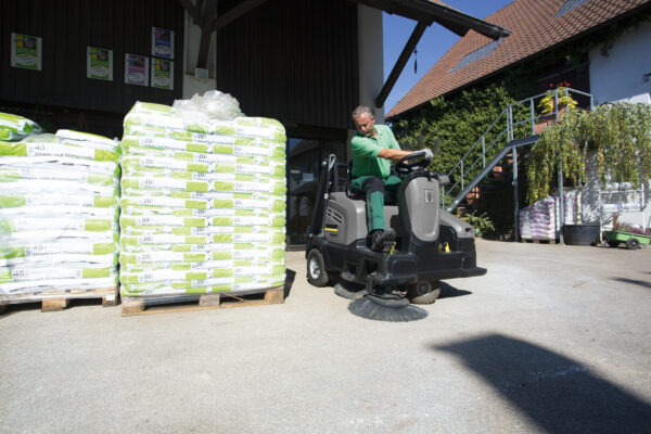 Kärcher Aufsitz-Kehrsaugmaschine KM 105/110 R G mit Kehrsichel-Seitenbesen - Image 3